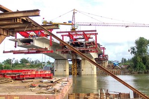 Dự án cầu Quảng Đà và đường dẫn đầu cầu là công trình có ý nghĩa quan trọng chào mừng kỷ niệm 50 năm ngày Giải phóng thành phố Đà Nẵng. Ảnh: Hồng Quân