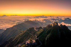 Núi non trùng điệp nhìn từ đỉnh Fansipan (Ảnh: Minh Tú)