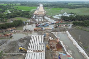 Thi công đường Vành đai 3 đoạn qua TP. Thủ Đức - Ảnh: Lê Anh
