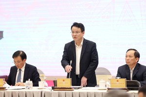 Thứ trưởng Bộ Kế hoạch và Đầu tư Trần Quốc Phương trao đổi tại cuộc họp báo Chính phủ chiều 7/12. Ảnh: VGP