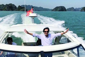 Du khách trải nghiệm sản phẩm du thuyền cá nhân trên vịnh Hạ Long (Ảnh: Thanh Tân)