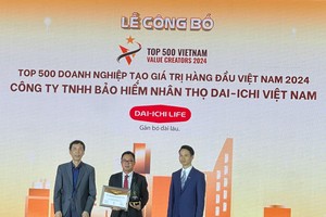 Ông Trần Thanh Tú - Phó Tổng Giám đốc Pháp lý, Đối ngoại và Đào tạo Bảo hiểm Dai-ichi Life Việt Nam nhận giải Top 500 Doanh nghiệp tạo giá trị hàng đầu Việt Nam năm 2024 