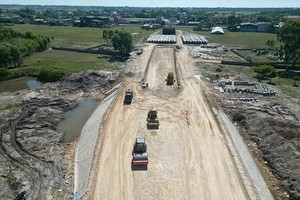 Thi công Dự án xây dựng cải tạo, nâng cấp Quốc lộ 12A đoạn tránh Ba Đồn và đoạn tránh nhà máy xi măng Sông Gianh. (Ảnh:Anh Tuấn - Báo Quảng Bình). 