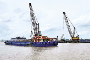 Các phương tiện neo đậu tại khu vực khai thác của Công ty Trung Hậu 68 (Ảnh: TTO)