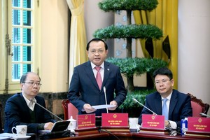 Thứ trưởng Bộ Tài chính Lê Tấn Cận tại cuộc họp báo.