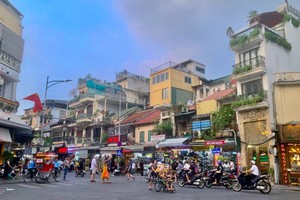 Phố Hàng Đào vẫn là một trong những nơi có giá đất cao nhất Hà Nội. Ảnh: Thanh Vũ