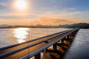 Cao tốc Vân Đồn – Móng Cái được xây dựng chỉ trong hơn 25 tháng. Ảnh Bình Minh