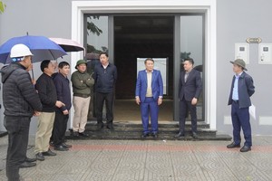 Quyền Chủ tịch UBND tỉnh Quảng Trị Hà Sỹ Đồng (ở giữa) kiểm tra tại hạng mục Nhà ở xã hội tại dự án Khu đô thị thương mại - dịch vụ Nam Đông Hà