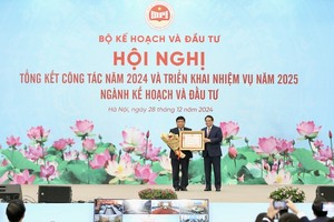 Trao Huân chương Lao động hạng Nhất cho Bộ trưởng Nguyễn Chí Dũng 