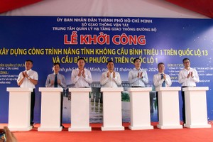 Lãnh đạo UBND TP.HCM cùng các sở, ngành thực hiện nghi thức khởi công. Ảnh: Lê Anh