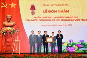 Viettel Campuchia đón nhận Huân chương Lao động hạng Nhì của Việt Nam.