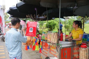 Thanh toán trực tuyến tại chợ Đại Từ, Thái Nguyên.