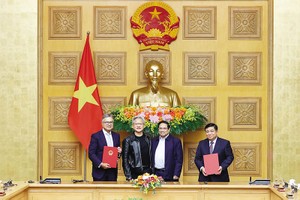 Thủ tướng Chính phủ Phạm Minh Chính và ông Jensen Huang, Giám đốc điều hành Tập đoàn NVIDIA chứng kiến Lễ ký Thỏa thuận hợp tác giữa Chính phủ Việt Nam và Tập đoàn NVIDIA về nghiên cứu và phát triển trí tuệ nhân tạo. Ảnh: TTXVN