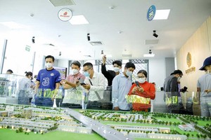 Chi phí đầu tư cao, nên vẫn khó giảm giá nhà trong năm 2025. Trong ảnh: Khách hàng tham dự buổi mở bán Dự án The Sol City