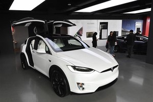 Mẫu ô tô của hãng Tesla được bày bán tại cửa hàng ở Los Angeles, California, Mỹ. Ảnh: AFP/ TTXVN