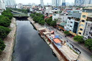 Với chiều dài 13,4 km, ngày nay Tô Lịch chỉ còn là hệ thống thoát nước thải của Thành phố, mỗi ngày hứng khoảng 150.000 m3 nước thải từ các khu dân cư.
