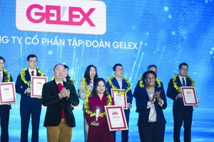 Bà Nguyễn Hồng Nhung - Giám đốc Ban Truyền thông Tập đoàn GELEX nhận cúp vinh danh và chứng nhận “Top 50 The Best”.