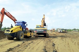 Thi công một đoạn đường ven biển Thanh Hóa.