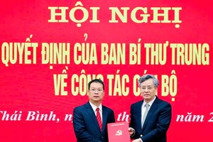 Ông Nguyễn Quang Dương, Phó trưởng ban Tổ chức Trung ương trao quyết định cho tân Phó bí thư Tỉnh ủy Thái Bình Nguyễn Mạnh Hùng. 