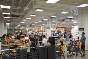 Phát triển mạnh thị trường trong nước; triển khai các hoạt động kết nối cung cầu và xúc tiến thương mại; tổng mức bán lẻ hàng hóa và doanh thu dịch vụ tăng khoảng 10-12% là một trong những nhiệm vụ được đề cập trong Nghị quyết 01/2025