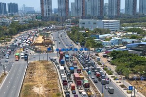 Dòng xe xếp hàng dài để chờ vào cao tốc TP.HCM - Long Thành - Dầu Giây ở nút giao An Phú- Ảnh: Lê Toàn