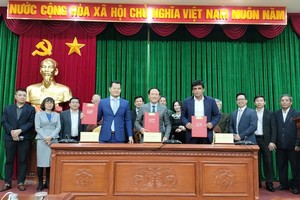 UBND tỉnh Bình Định, Tập đoàn Lạc Việt và Công ty Palmer Johnson ký biên bản ghi nhớ hợp tác đầu tư. Nguồn: binhdinh.gov.vn