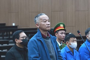 Cựu Chủ tịch UBND tỉnh Lâm Đồng Trần Văn Hiệp khai báo về hành vi nhận hối lộ 4,2 tỷ đồng.