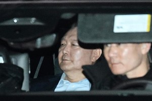 Tổng thống Hàn Quốc bị luận tội Yoon Suk Yeol được áp giải đến trung tâm giam giữ Seoul sau khi bị thẩm vấn tại Gwacheon, ngày 15/1/2025. Ảnh: YONHAP/TTXVN