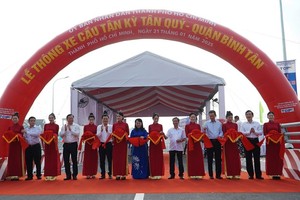 Lãnh đạo TP.HCM thực hiện nghi thức cắt băng thông xe cầu Tân Kỳ- Tân Quý