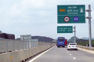 Người điều khiển xe cơ giới trên 6 tuyến cao tốc dự kiến đưa vào thu phí hiện rất quan tâm tới mức phí sử dụng đường cao tốc. Trong ảnh: Tuyến cao tốc Mai Sơn - Quốc lộ 45 