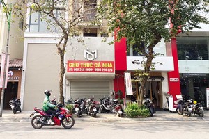 Nhiều cửa hàng mặt phố tại Hà Nội treo biển cho thuê cả tháng mà chưa tìm được khách (Ảnh: Đức Thanh)