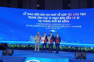 Trung tâm Nghiên cứu, đào tạo thiết kế vi mạch và trí tuệ nhân tạo thành phố Đà Nẵng trao biên bản ghi nhớ với các đối tác về đào tạo vi mạch bán dẫn và trí tuệ nhân tạo.