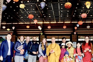 Lãnh đạo Sở Du lịch và Ban trị sự Chùa Bái Đính tặng quà những vị khách xông đất đầu năm. Ảnh: Minh Đường