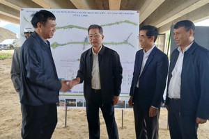 Bí thư Đà Nẵng thăm hỏi, động viên các đơn vị thi công dự án cao tốc Hoà Liên - Tuý Loan trong ngày đầu năm mới.