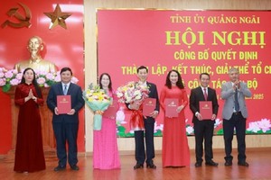 Bí thư Tỉnh ủy Quảng Ngãi Bùi Thị Quỳnh Vân trao các Quyết định phân công, bổ nhiệm Trưởng Ban, các Phó Trưởng Ban Tuyên giáo và Dân vận Tỉnh ủy.