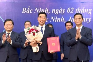 Lãnh đạo tỉnh Bắc Ninh trao chứng nhận đăng ký đầu tư cho Samsung Display vào những ngày đầu năm mới 2025