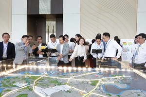 Các nhà đầu tư xem sa bàn Đồ án quy hoạch chung TP. Thủ Đức, TP.HCM - Ảnh: Lê Minh