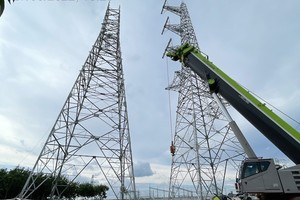 Thi công dựng cột vị trí 253 đường dây 500 kV Đức Hòa – Chơn Thành đoạn qua địa phận tỉnh Bình Dương