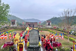 Lễ khai Hội Xuân Yên Tử 2025 tái hiện lại các hoạt động rước kiệu, dâng lễ.