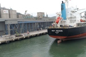 Xuất khẩu xi măng, clinker gặp khó do giá giảm mạnh, nhiều thị trường tăng áp dụng rào cản thương mại với xi măng Việt Nam. 