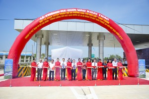 Các đại biểu thực hiện nghi thức cắt băng thông xe 