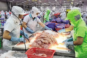 Khi cạnh tranh thương mại gay gắt, các tập đoàn đa quốc gia có xu hướng chuyển dịch sản xuất sang Việt Nam