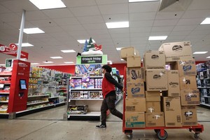 Nhân viên làm việc tại một cửa hàng bán lẻ Target ở thành phố Chicago, Mỹ. Ảnh: AFP