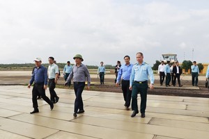 Chủ tịch UBND tỉnh Bình Định Phạm Anh Tuấn (đội mũ cối) kiểm tra thực địa Dự án Nâng cấp, mở rộng Cảng hàng không Phù Cát.