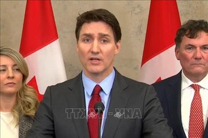 Thủ tướng Canada Justin Trudeau (giữa) trong cuộc họp báo về vấn đề thuế quan với Mỹ tại Ottawa, ngày 1/2/2025. Ảnh: THX/TTXVN