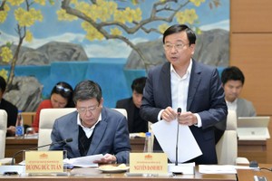 Thứ trưởng Bộ Giao thông Vận tải Nguyễn Danh Huy báo cáo tại phiên họp - Ảnh CTVQH