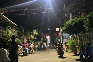 Lực lượng chức năng tại nhà ông Tiếp.