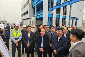 Ông Lê Tiến Châu, Bí thư Thành ủy Hải Phòng và các thành viên trong đoàn nghe báo cáo về tiến độ xây dựng Nhà máy sản xuất vật liệu phân hủy sinh học công nghệ cao ECOVANCE