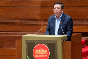 Bộ trưởng Bộ Giao thông Vận tải Trần Hồng Minh trình bày tờ trình dự thảo nghị quyết.