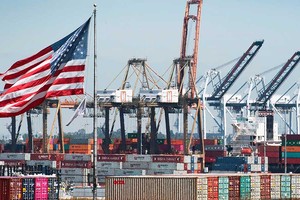 Các container vận chuyển từ Trung Quốc được dỡ xuống tại cảng Los Angeles (Mỹ)